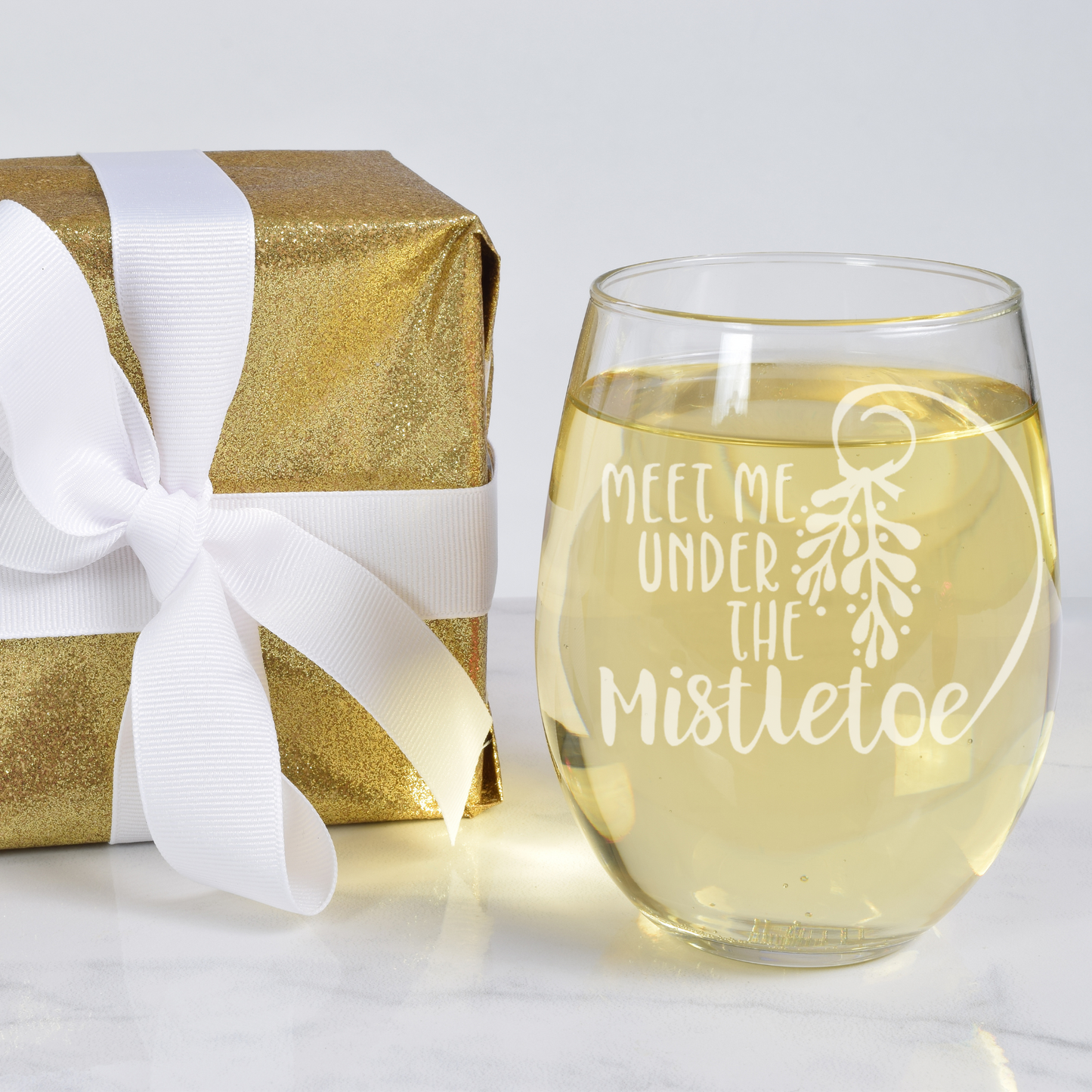 Meet Me Under the Mistletoe Etched Stemless Wine Glass 20.5oz | Christmas Wine Glasses - Expressive DeZien