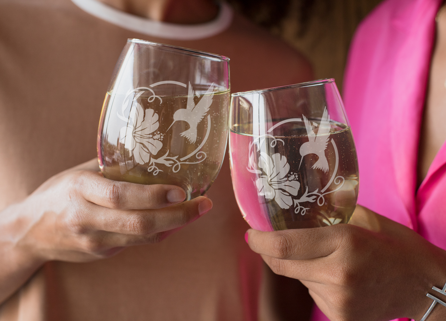 Hand-Etched Elegant Hummingbird & Hibiscus Stemless Wine Glass – 20.5oz